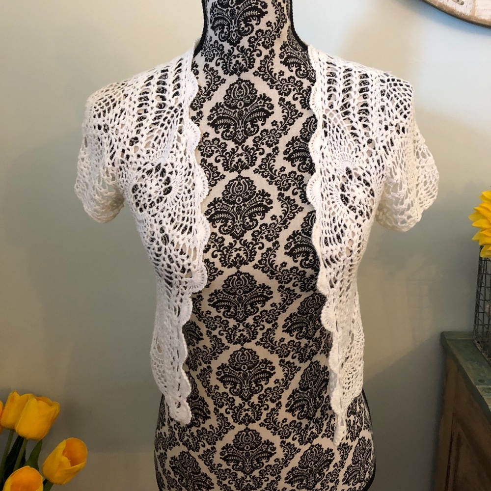 Roxy Crop Crochet Cardigan Sweater White Short Sleeved Top Floral Flowers Small